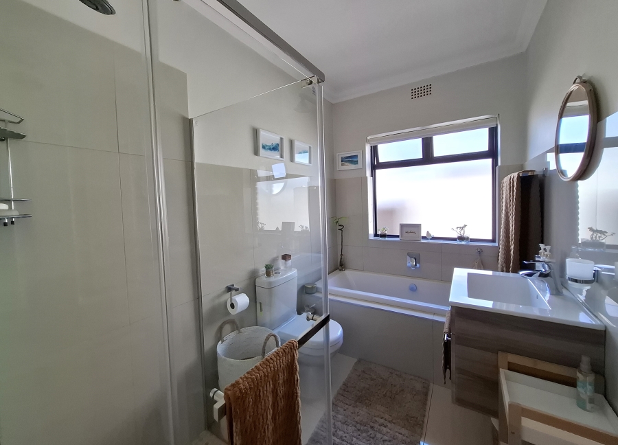 To Let 4 Bedroom Property for Rent in Bloubergstrand Western Cape